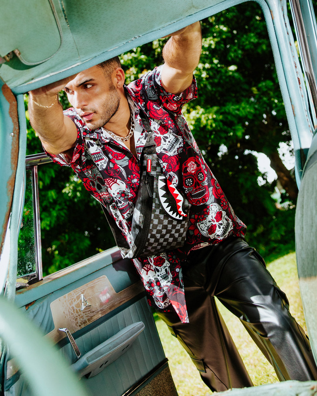 【SPRAYGROUND】ATOMIC VAPOR SHARK クロスボディバッグ ATOMIC VAPOR SHARK CROSSBODY – SPRAYGROUND®