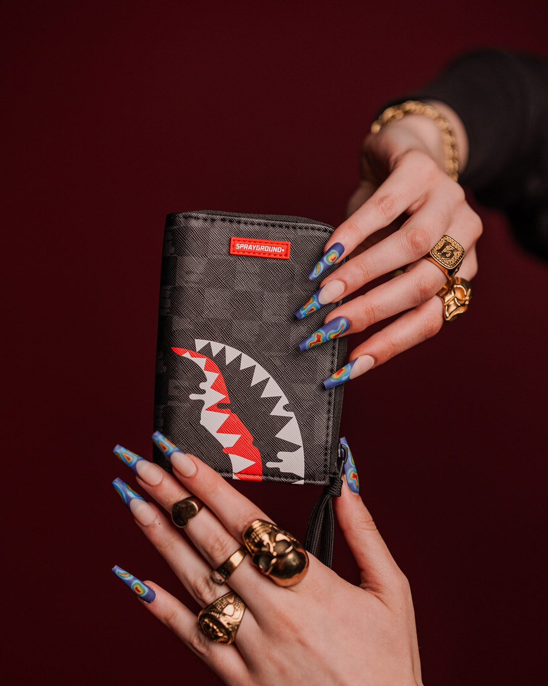 公式完売【SPRAYGROUND】SHARKS IN PARIS GT WALLET SHARKS IN PARIS THUNDERDRIP WALLET – SPRAYGROUND®