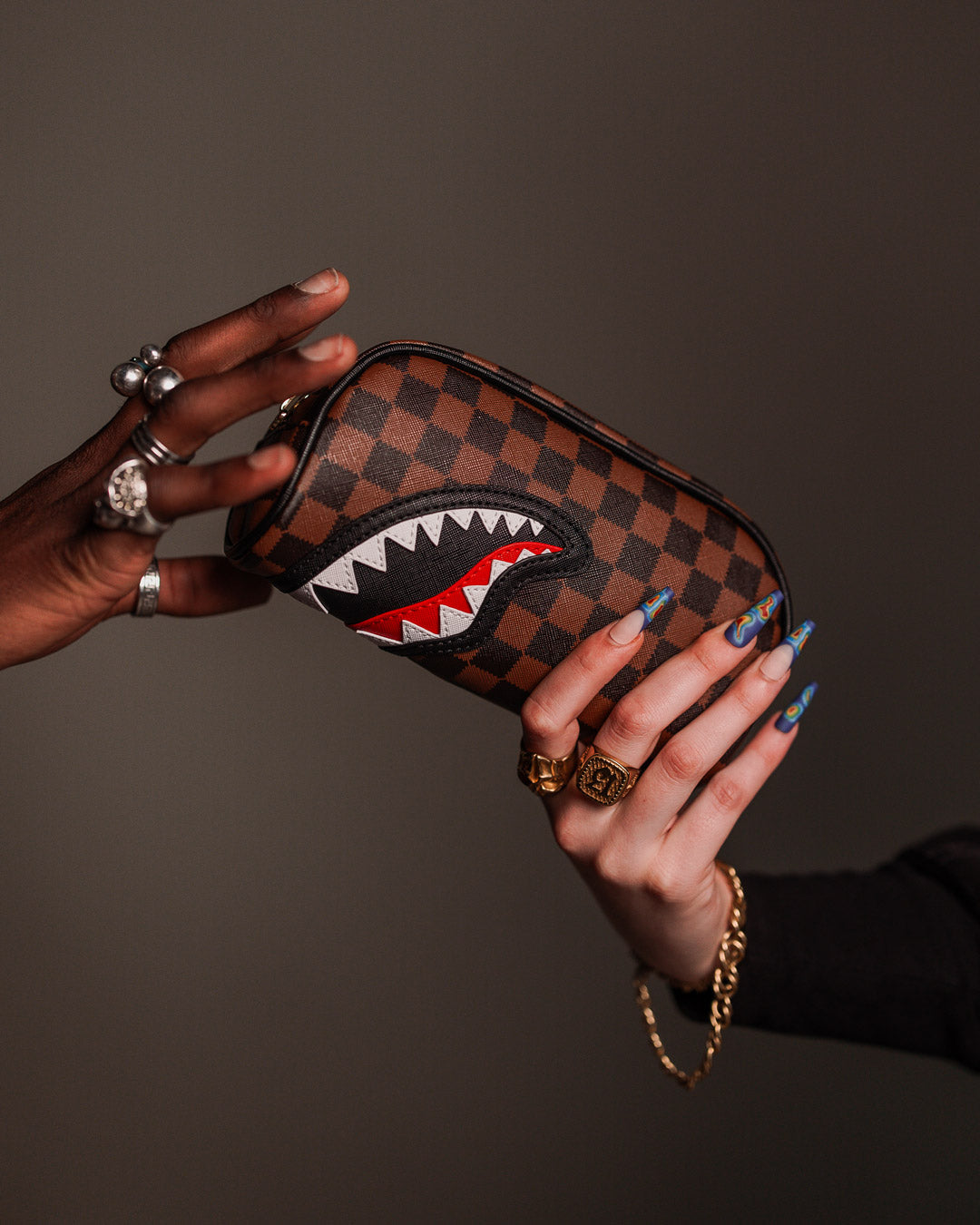 送料込☆【SPRAYGROUND】シャークス・イン・パリ ブラー ポーチ SHORES OF ITALY MESSENGER SLING – SPRAYGROUND®