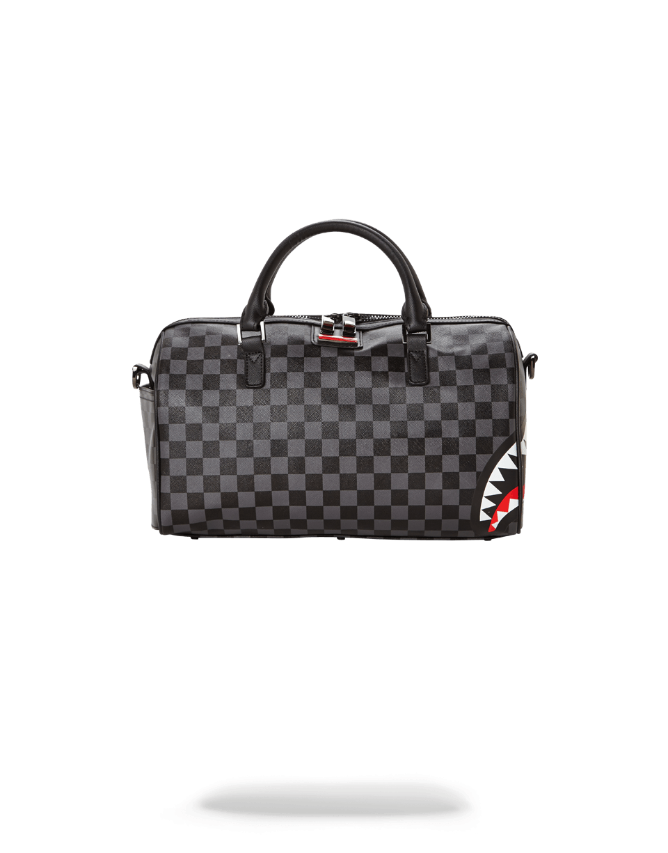 【SPRAYGROUND】ミニダッフルバッグ 迷彩柄 シャーク柄 ボストンバッグ GREY CHECKERED SHARKS IN PARIS MINI DUFFLE – SPRAYGROUND®
