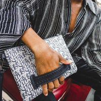 SPRAYGROUND® POUCHETTE SG ALL DAY CROSSOVER CLUTCH