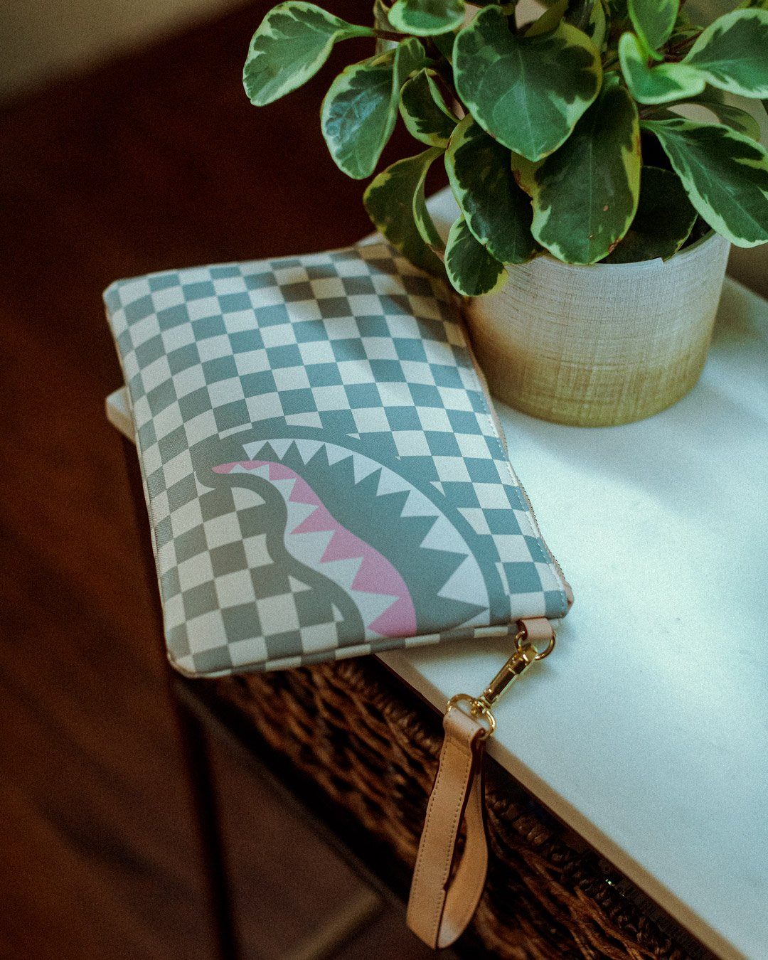 SPRAYGROUND® POUCHETTE ROSE ALL DAY LA PALAIS CROSSOVER CLUTCH