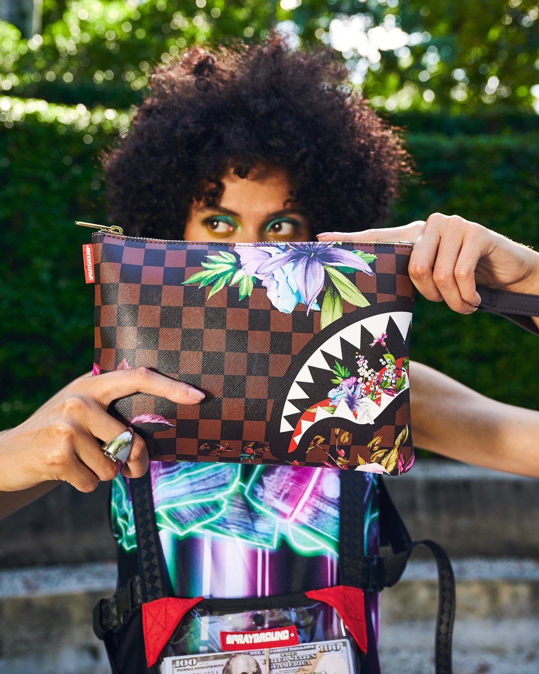 SPRAYGROUND® POUCHETTE GARDEN OF SHARKS CROSSOVER CLUTCH