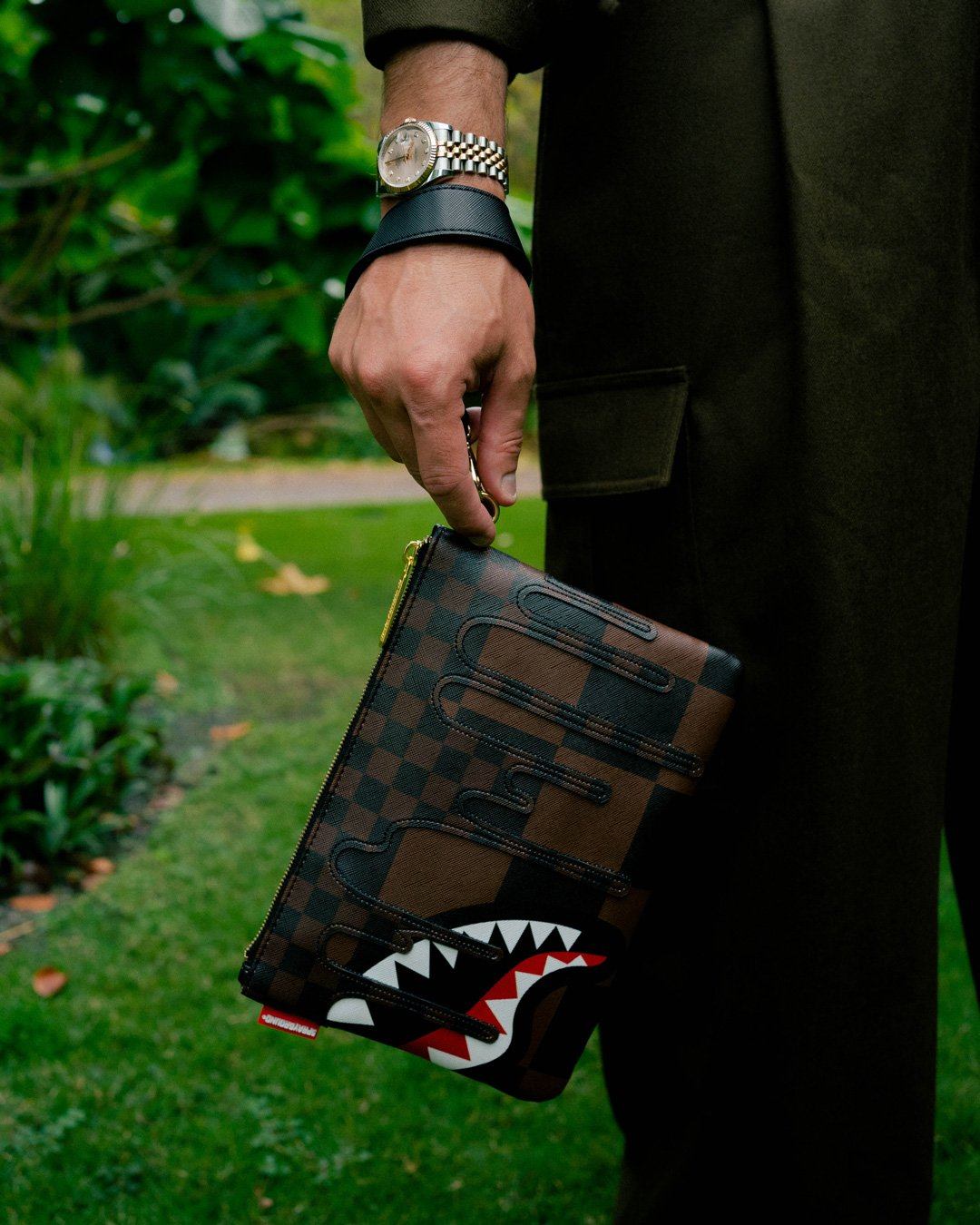 SPRAYGROUND® POUCHETTE XTC SHARKS IN PARIS CROSSOVER CLUTCH