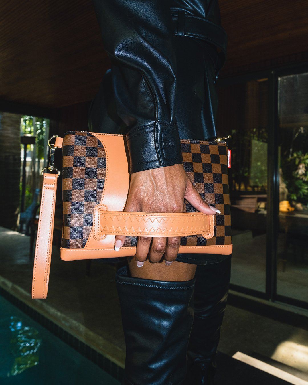SPRAYGROUND® POUCHETTE HENNY AIR TO THE THRONE CROSSOVER CLUTCH