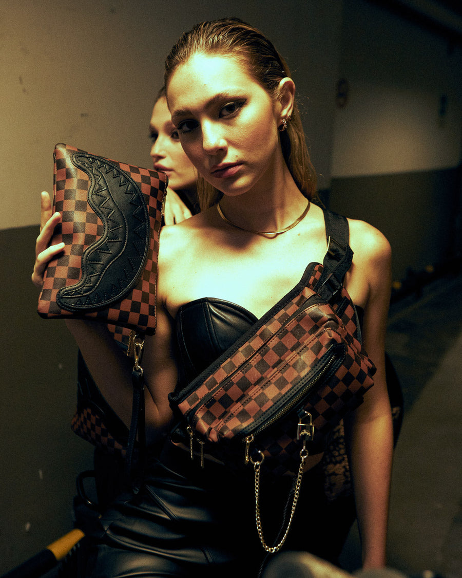SPRAYGROUND® POUCHETTE HENNY LOCK SHARKS IN PARIS CROSSOVER CLUTCH
