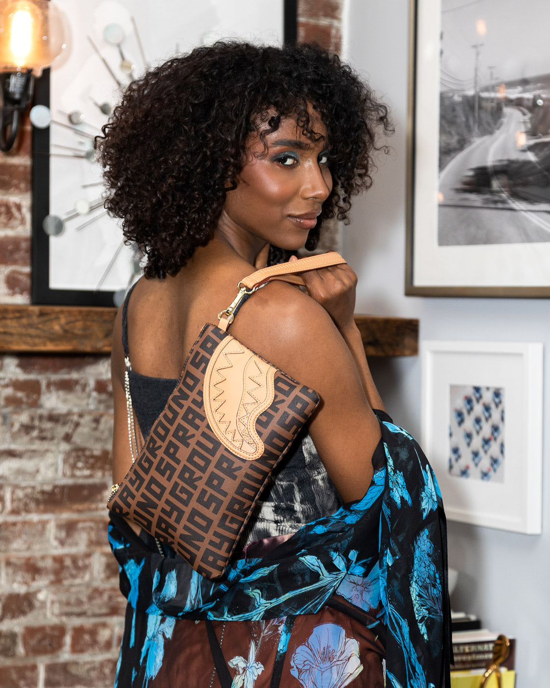 SPRAYGROUND® POUCHETTE SHARKFINITY CROSSOVER CLUTCH